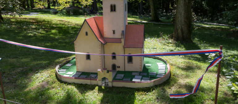 Slavnostní odhalení modelu kostela na Chvojně