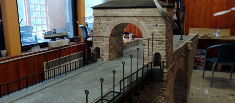 Dokončení stavby modelu řetězového mostu v Lokti