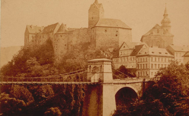 Historická fotografie mostu s hradem